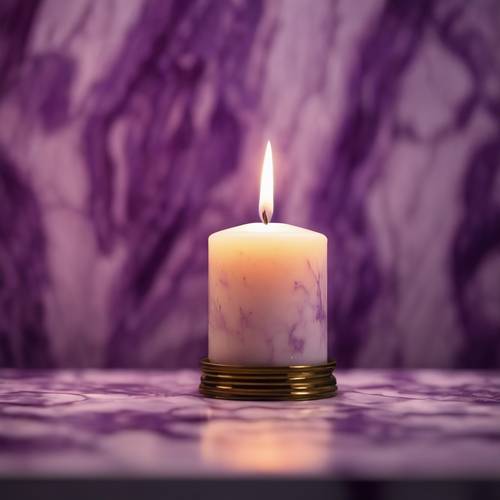 Flackerndes Kerzenlicht auf einer lila Marmorwand schafft eine gemütliche Atmosphäre. Hintergrund [5faf7fcdca3947e0b19f]