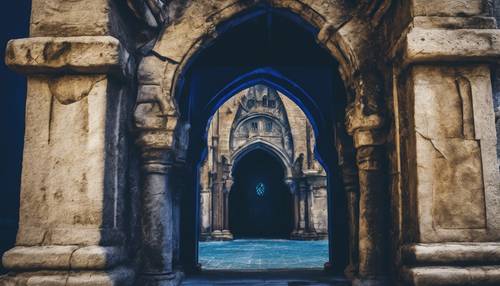 Une arcade gothique projetée dans des ombres bleu océan profond.