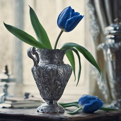 Stillleben aus der viktorianischen Zeit, das eine blaue Tulpe in einer kunstvollen silbernen Vase darstellt.