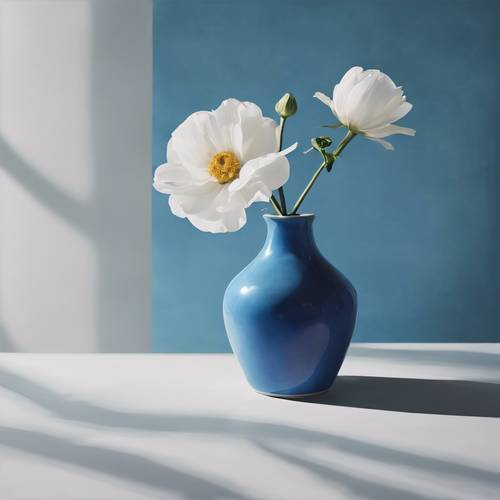 Un dipinto minimalista di natura morta di un vaso blu con un unico fiore bianco.