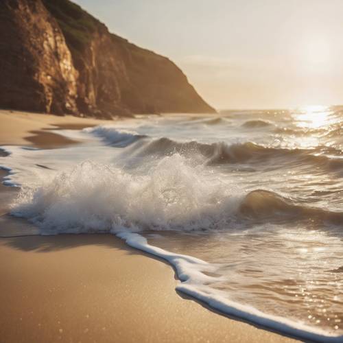 De douces vagues océaniques apaisent la plage de sable doré avec leur mélodie rythmée.