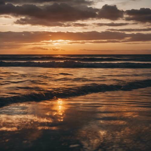 Một cảnh hoàng hôn vàng sẫm ấn tượng trên đại dương, phản chiếu trên mặt nước tĩnh lặng.”
