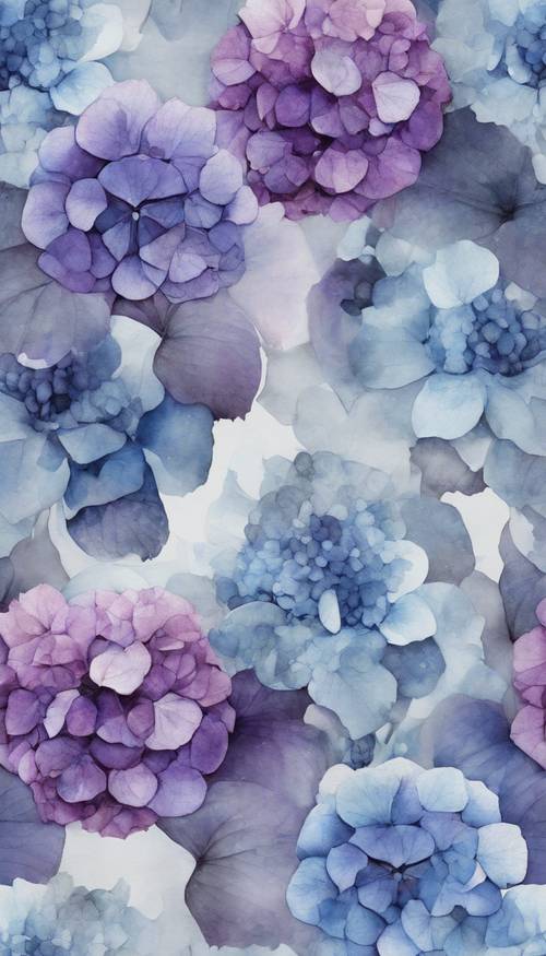 Круглый акварельный узор из цветов гортензии синего и фиолетового цвета на неземном серебристо-сером фоне.