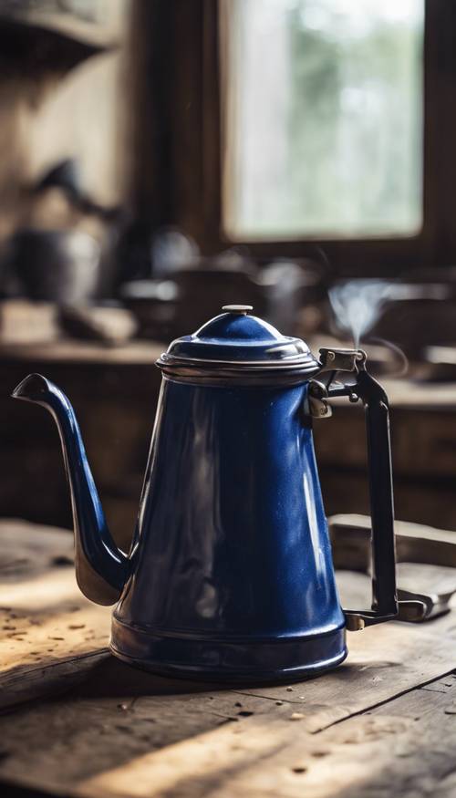 Vintage dunkelblau Emaille Kaffeekanne auf einem rustikalen Holztisch