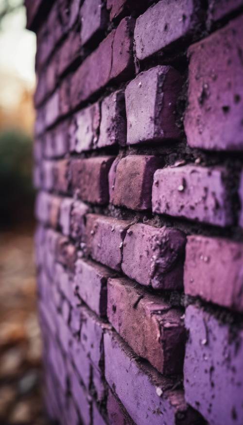 Zbliżony obraz zużytej, teksturowanej fioletowej cegły.