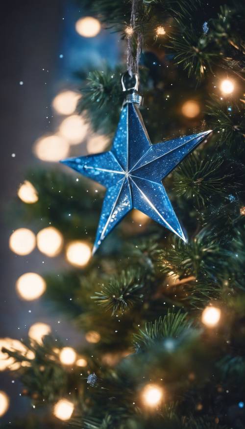 Una stella di Natale blu brillante che brilla in cima all&#39;albero di Natale