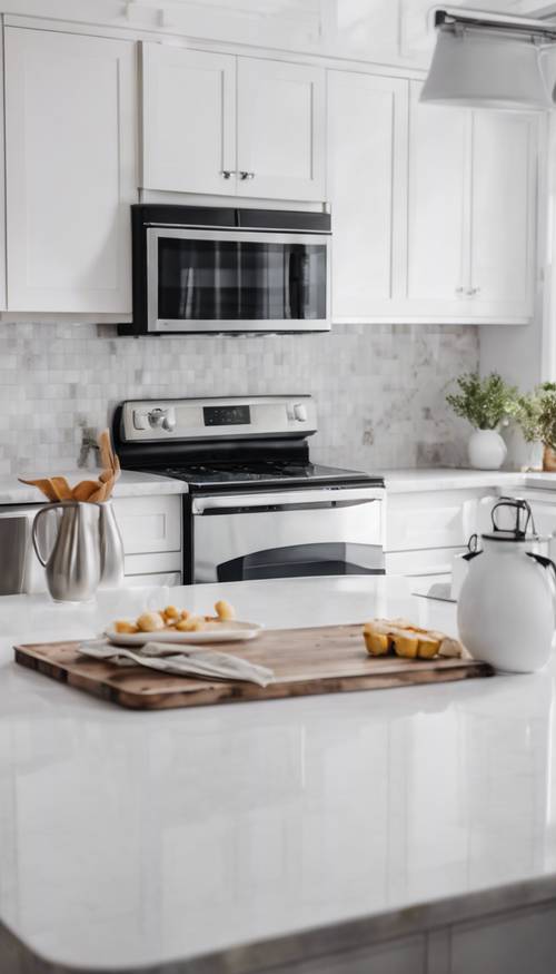 مطبخ حديث أبيض اللون به أجهزة من الفولاذ المقاوم للصدأ وأسطح من الكوارتز.