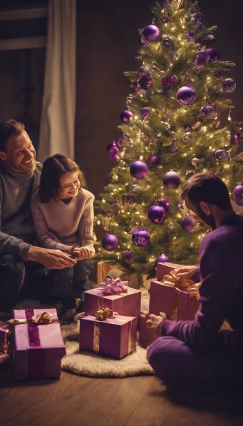 Uma família feliz sentada ao redor de uma árvore de Natal com decorações roxas, trocando presentes.