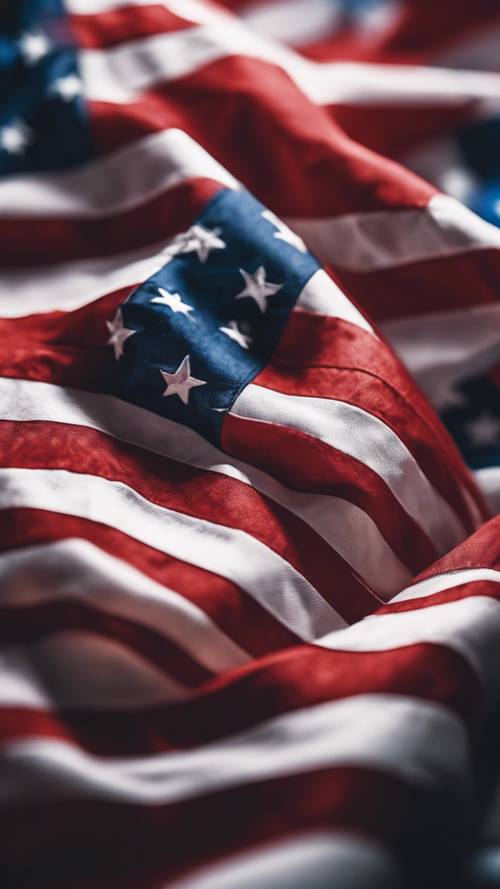 Zbliżony obraz świeżo uszytej flagi amerykańskiej w czystych i żywych kolorach czerwonym, białym i niebieskim.