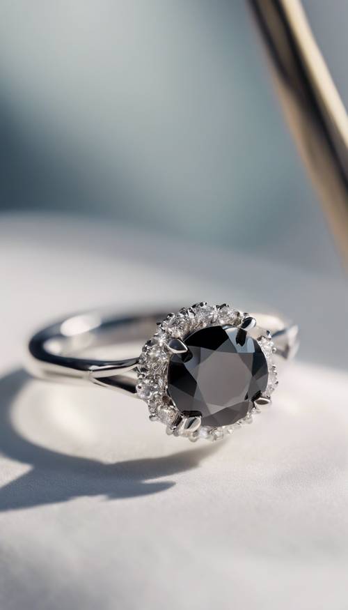 Vista de perto de um diamante negro embutido em um anel de ouro branco.