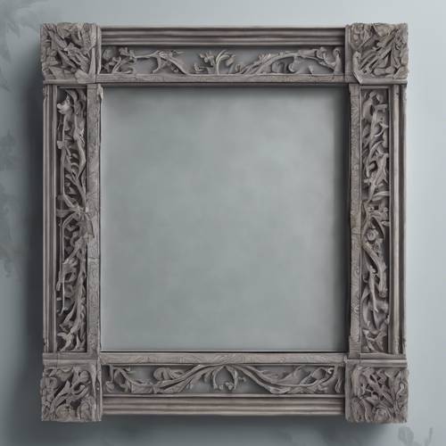 Uma antiga moldura de espelho em madeira cinzenta com delicados entalhes.