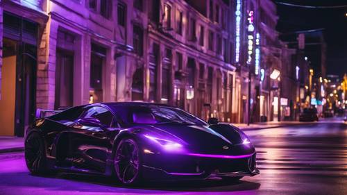 Гладкий черный спортивный автомобиль с фиолетовыми неоновыми огнями мчится по пустынной ночной улице города.