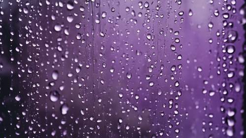 Un gros plan de la pluie tombant sur une vitre violette, une citation sincère sur les hauts et les bas de la vie écrite dans les gouttelettes.