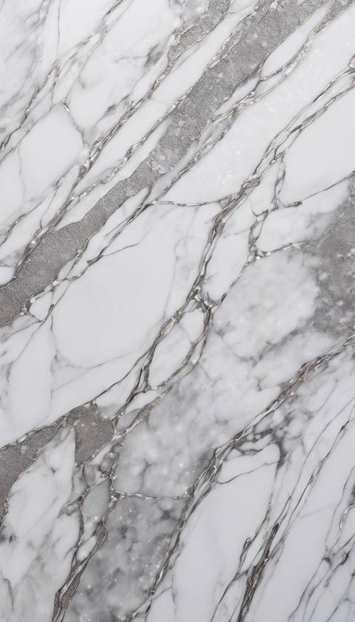 Una texture di marmo bianco lucido attraversata da venature argentate astratte.