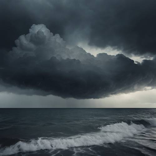 Enormes nuvens escuras de tempestade se formando sobre o oceano e chuva caindo no horizonte.