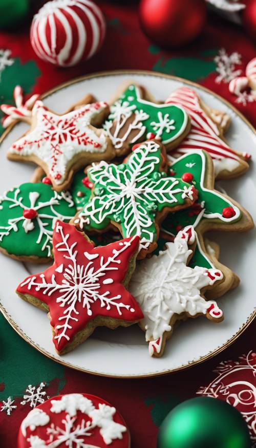 Biscoitos decorativos de Natal vermelhos, verdes e brancos, dispostos em um prato festivo.