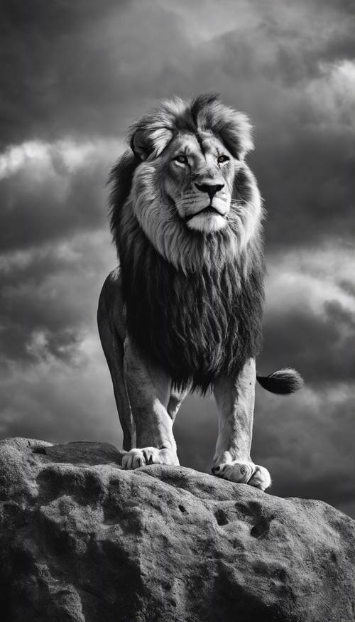 Una foto artistica in bianco e nero di un leone ruggente su uno sfondo tempestoso.