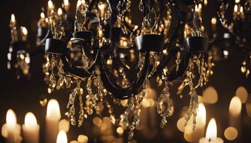 Una lámpara de araña negra con brillo dorado brillando a la luz de las velas.
