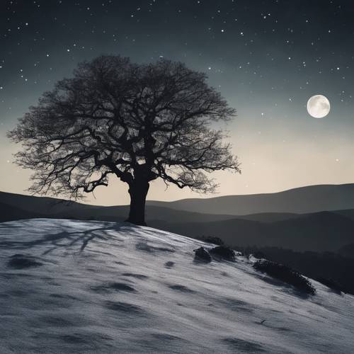 月光下的一幅荒涼、簡約的風景，黑暗的山上有一棵樹的輪廓。