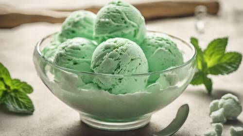 Delicioso sorvete de menta verde claro em copo cristalino.