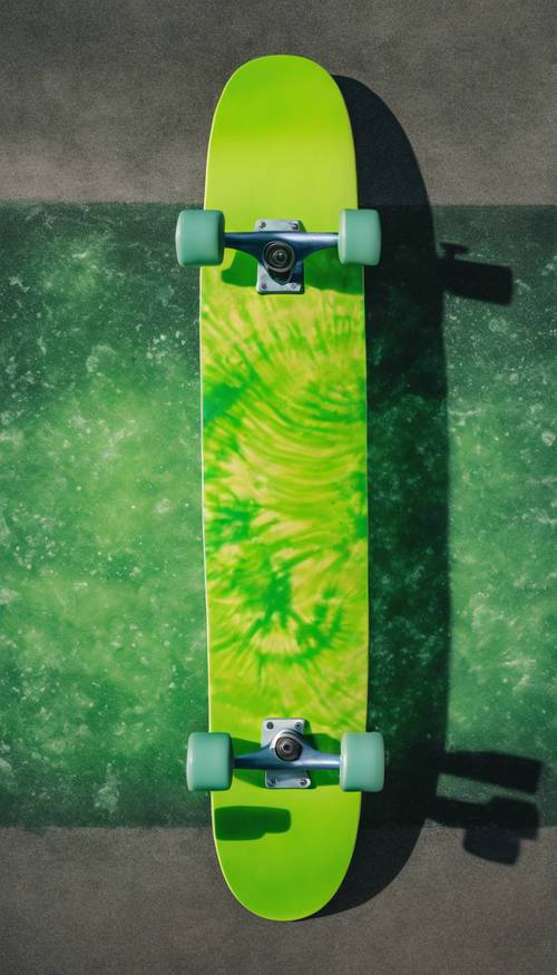 Uma variedade de tie-dye verde neon brilhante em um skate.