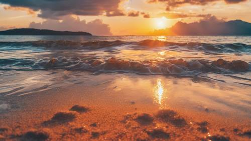 Một bãi biển nhiệt đới trong ánh bình minh, những tia sáng màu cam sống động chiếu sáng làn nước trong xanh.