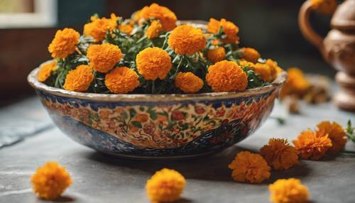 影像的焦點是一個墨西哥塔拉維拉風格的陶瓷碗，碗裡盛滿了新鮮芳香的萬壽菊。