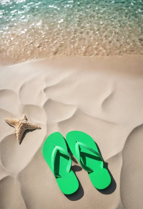 Ярко-зеленые шлепанцы на краю пляжа, на фоне бирюзового моря.