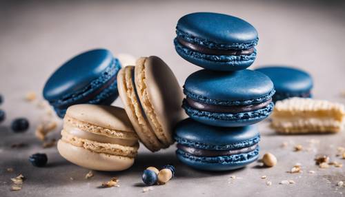 Macarons franceses azuis escuros dispostos em uma pilha organizada