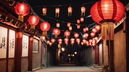 Lentera tradisional Tiongkok menerangi gang sempit di malam hari di Beijing kuno.