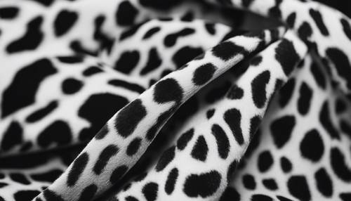 Estampado de leopardo blanco y negro sobre una lujosa tela de terciopelo.