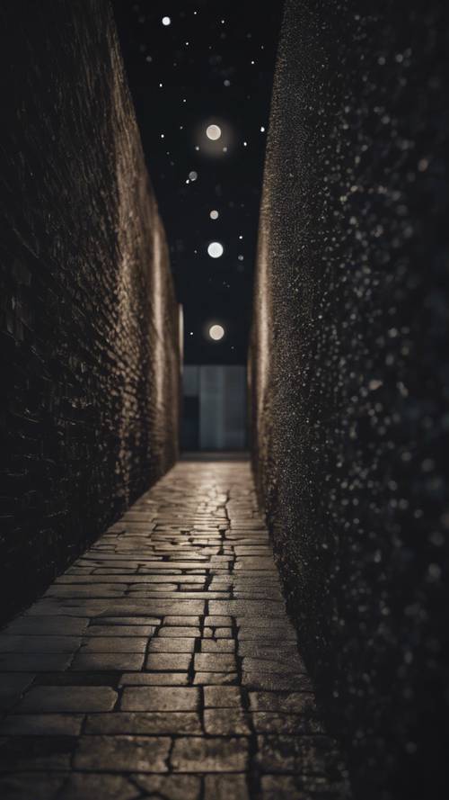 Loş ay ışığının altında karanlık, kaba dokulu bir duvar.