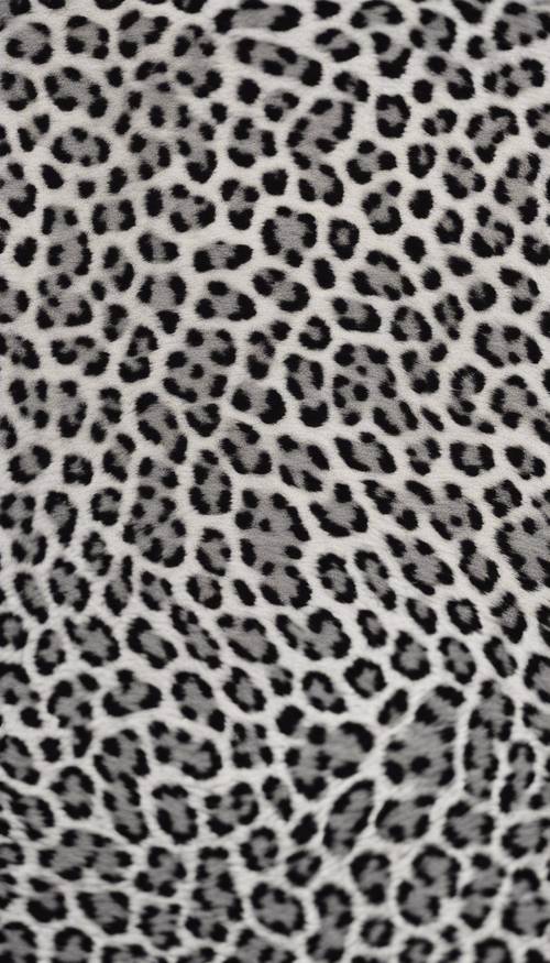 柔软织物上有复杂的灰色豹纹图案。