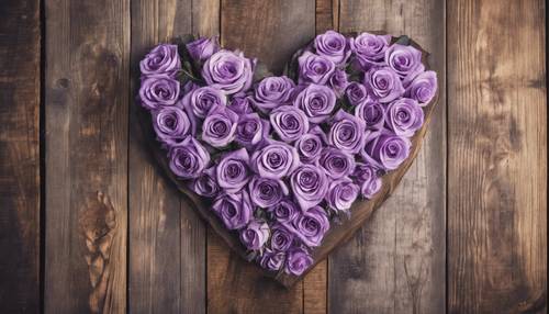 Mawar lavender disusun dalam bentuk hati dengan latar belakang kayu pedesaan.