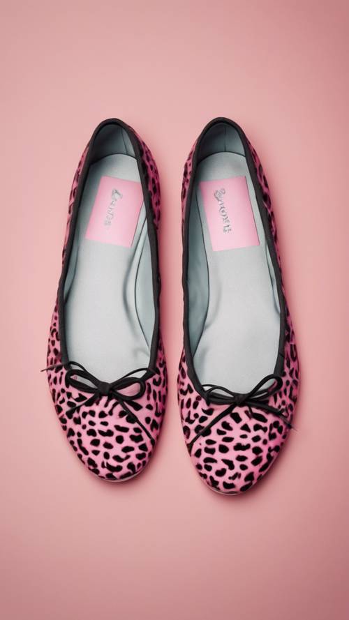 Sepasang sepatu balet mungil yang didesain dengan bintik-bintik macan tutul merah muda yang mencolok.