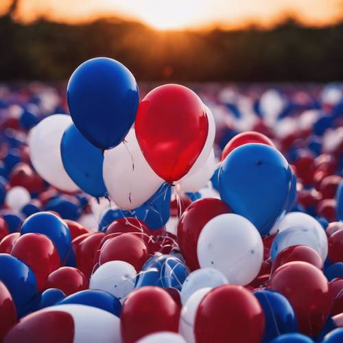 4 Temmuz şafağında kırmızı, beyaz ve mavi balonlar gökyüzünü dolduruyor.