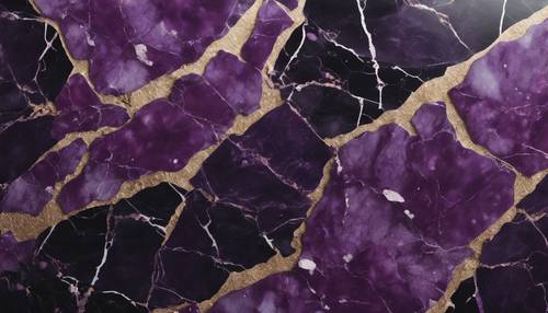 Primo piano di marmo viola scuro con dettagli in quarzo scintillante.
