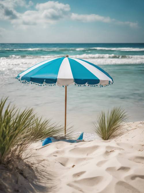 مشهد على الشاطئ، يُظهر مظلة الشاطئ المخططة باللونين الأزرق والأبيض والرمال البيضاء والبحر الفيروزي خلفه.