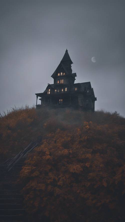鬼屋坐落在山顶上，笼罩在阴森的万圣节之夜雾气中