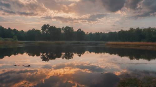 Uma vista do nascer do sol de manhã cedo sobre um lago tranquilo refletindo citações estéticas escritas no céu.