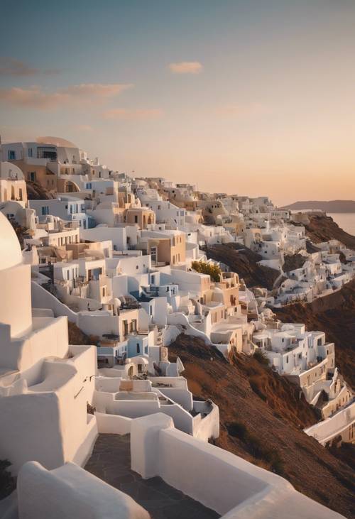 Rumah-rumah bercat putih Yunani yang indah di tepi Laut Aegea saat matahari terbenam, di Santorini.
