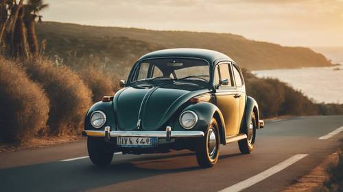 Volkswagen Beetle วินเทจขับไปตามถนนเลียบชายฝั่งอันเงียบสงบยามพระอาทิตย์ขึ้น