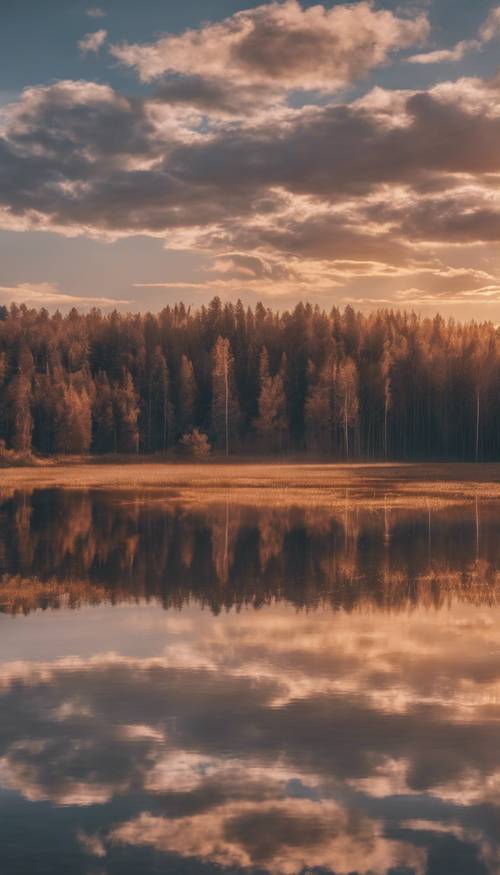 Un tramonto tranquillo su un lago tranquillo, con le acque calme che riflettono i colori del cielo.