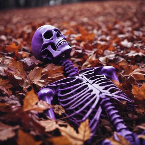 Таинственный фиолетовый скелет, лежащий среди осенних листьев».