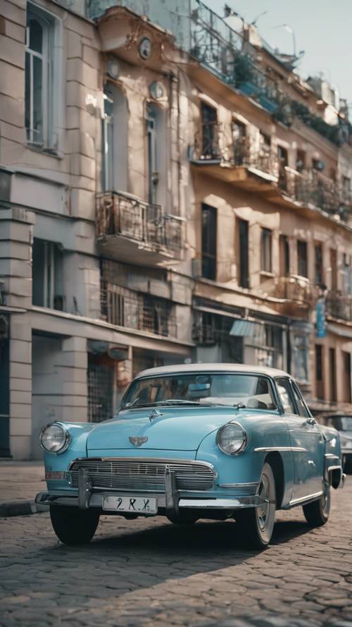 سيارة Y2K مميزة باللون الأزرق الفاتح متوقفة في شارع ذو طابع قديم