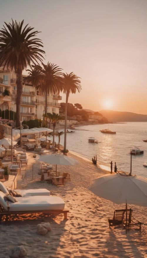 Um luxuoso resort de praia na Riviera Francesa ao pôr do sol.