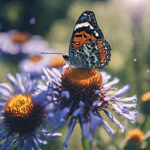 Una farfalla poggiata su un bellissimo fiore nero e blu in un prato soleggiato.