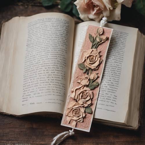Handgefertigtes Lesezeichen aus Papier mit elegant geprägten Vintage-Rosen.