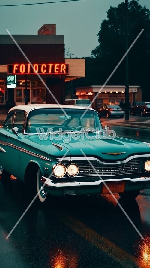 מכונית וינטג&#39; כחולה תחת אורות ניאון