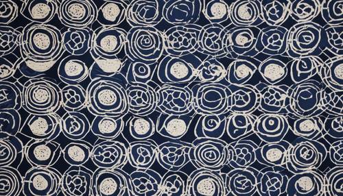 Çivit mavisi ve beyaz tonlarda karmaşık dairesel geometrik desenler sergileyen eski bir Japon kimono kumaşı.